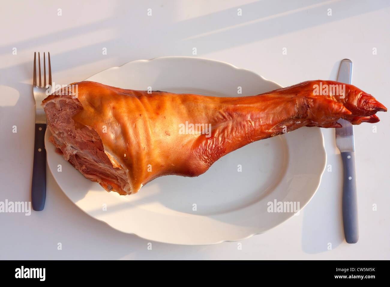 Schwere ungesunde Diät-Konzept mit großen Schwein Bein Stockfoto