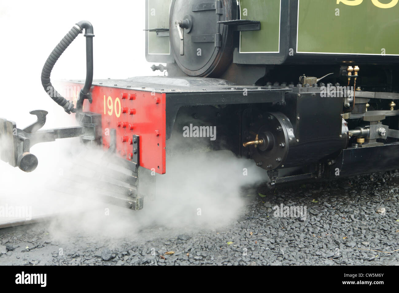 Wieder und Welsh Highland Railway Motor Lyd Abblasen Dampf vor seiner Reise Blaenau Ffestiniog Stockfoto