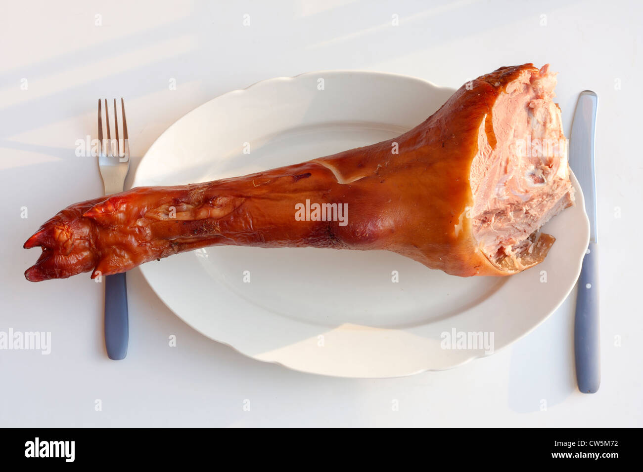 Schwere ungesunde Diät-Konzept mit großen Schwein Bein Stockfoto
