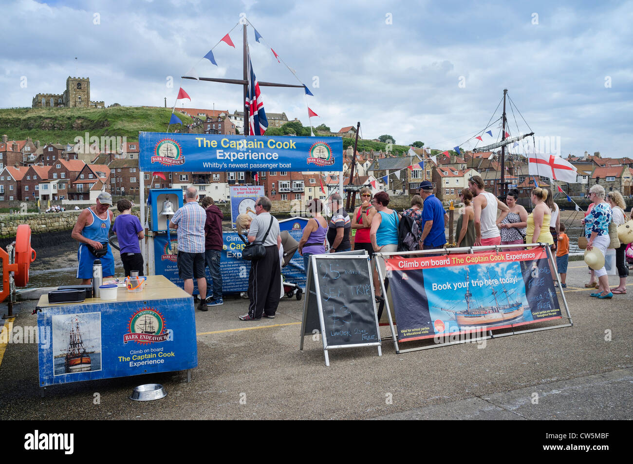 Urlauber, die Schlange für ein Boot Fahrt im Hafen von Whitby Stockfoto