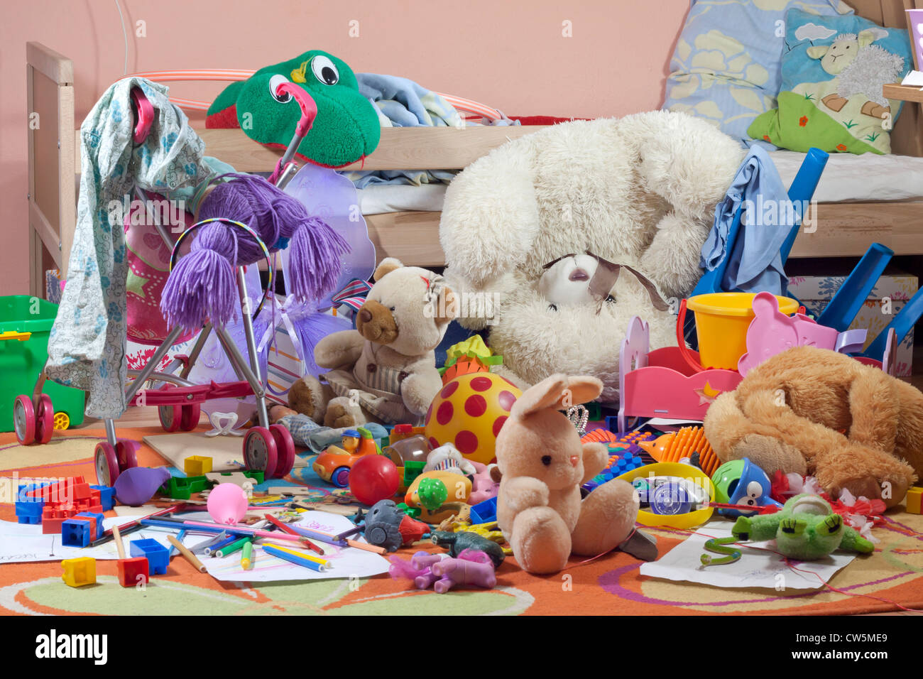 Unordentliche Kinderzimmer mit Spielzeug und anderes Zubehör Stockfoto