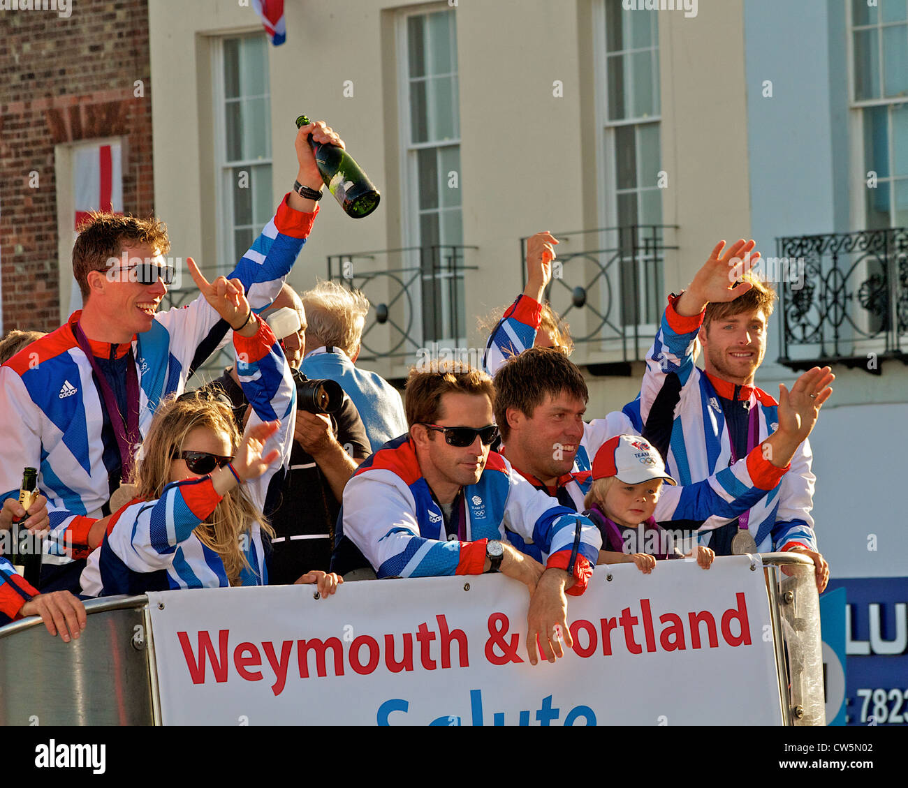 Team GB Segler begrüßen Massen von über 100.000 auf Weymouth Strand von Weymouth Karneval 15. August 2012 Stockfoto