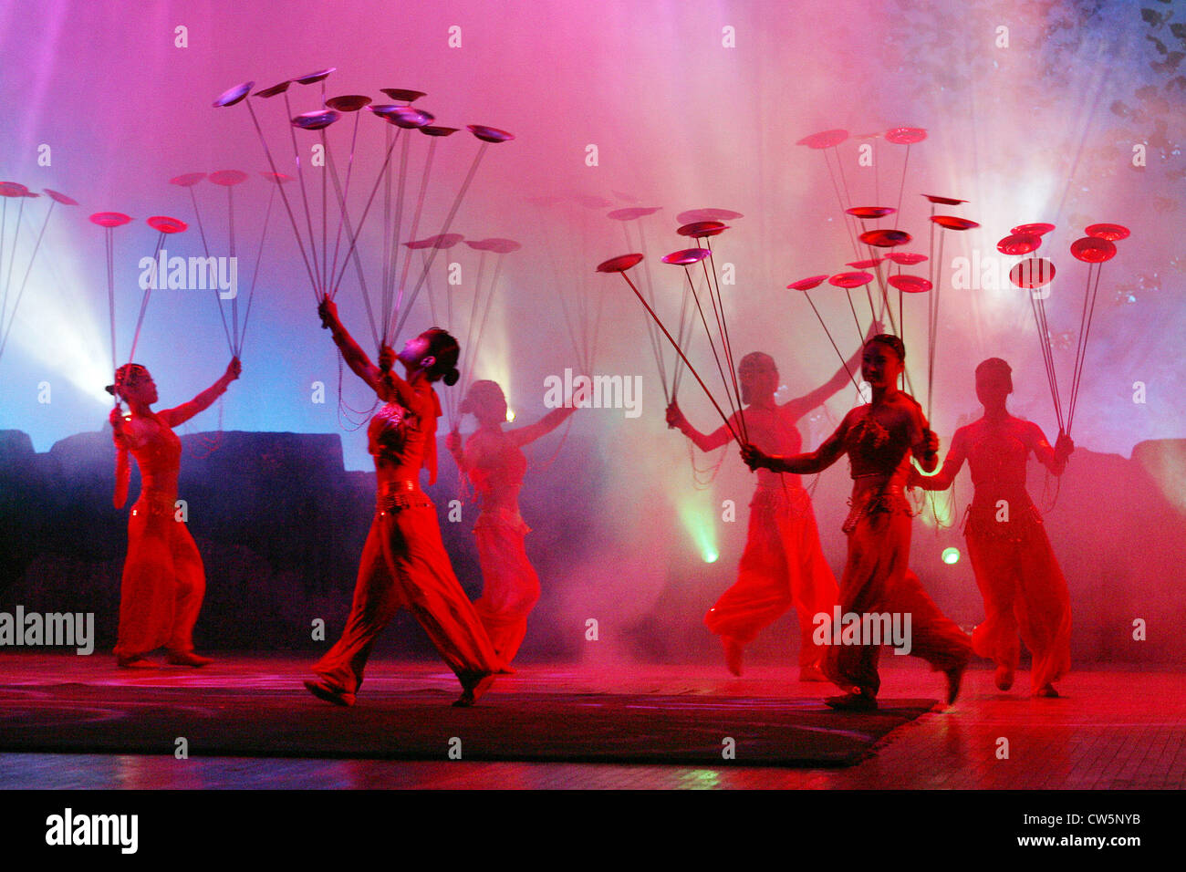 Peking, Artistes Jonglieren mit Teller Stockfoto