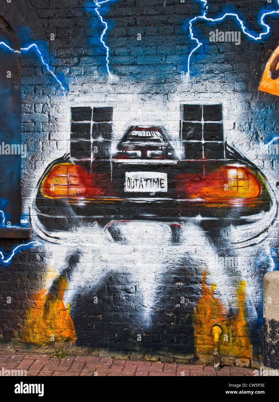 Urban Graffiti Streetart von Auto und Blitz auf Brick wall London England Europa Stockfoto