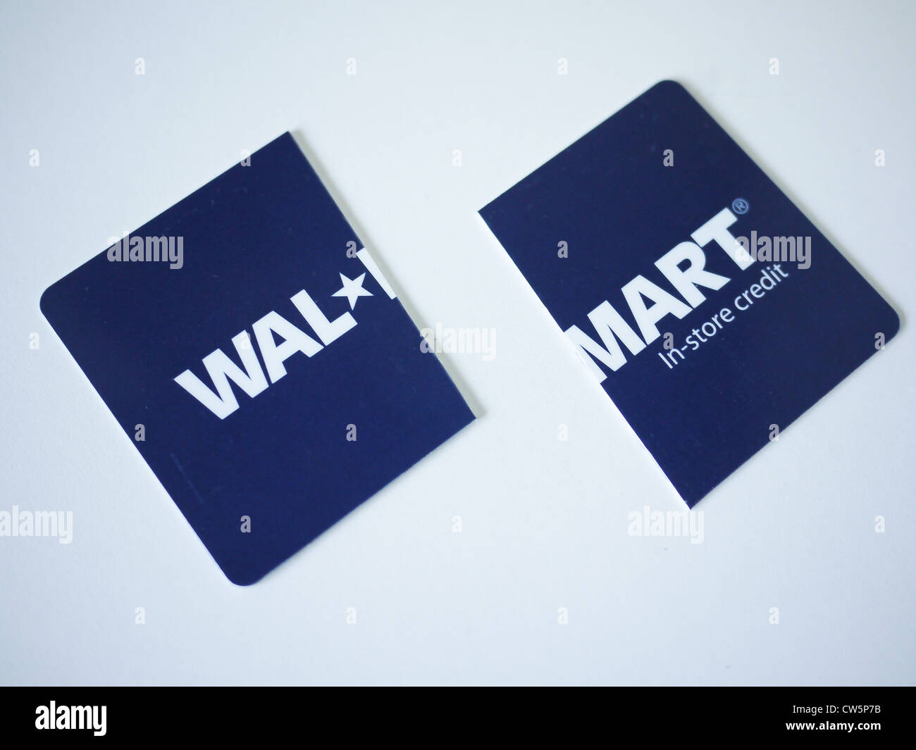 Walmart Geschenk-Karte zwei Stücke geschnitten Stockfoto