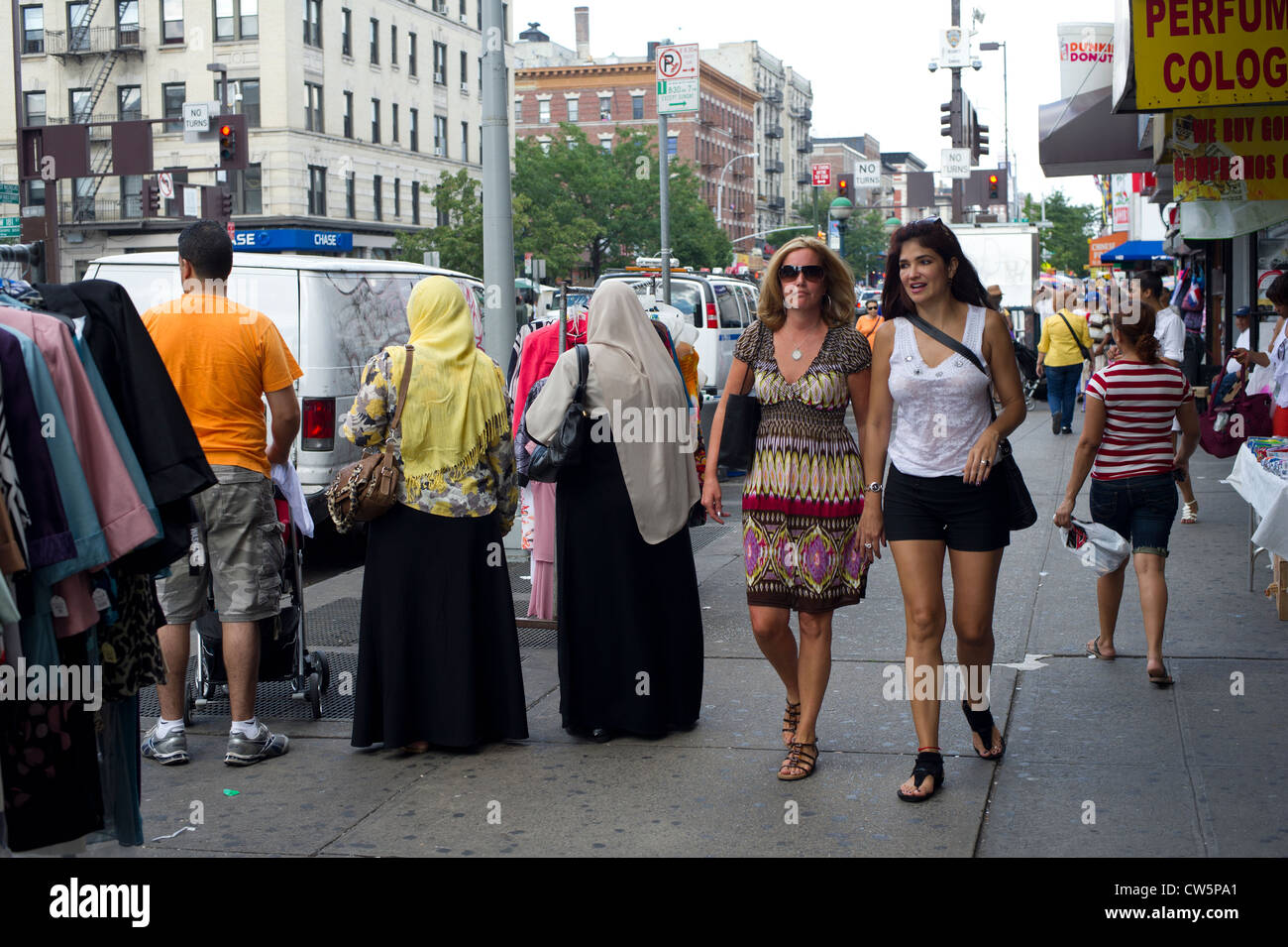 Leben auf der Straße und shopping in der in erster Linie Dominikanische New York Nachbarschaft Washington Heights Stockfoto