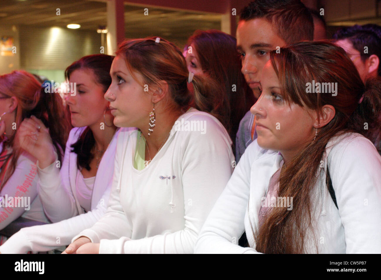 Mädchen und jungen schmachten auf ihr Idol auf der Jugendmesse SIE 2005 Stockfoto