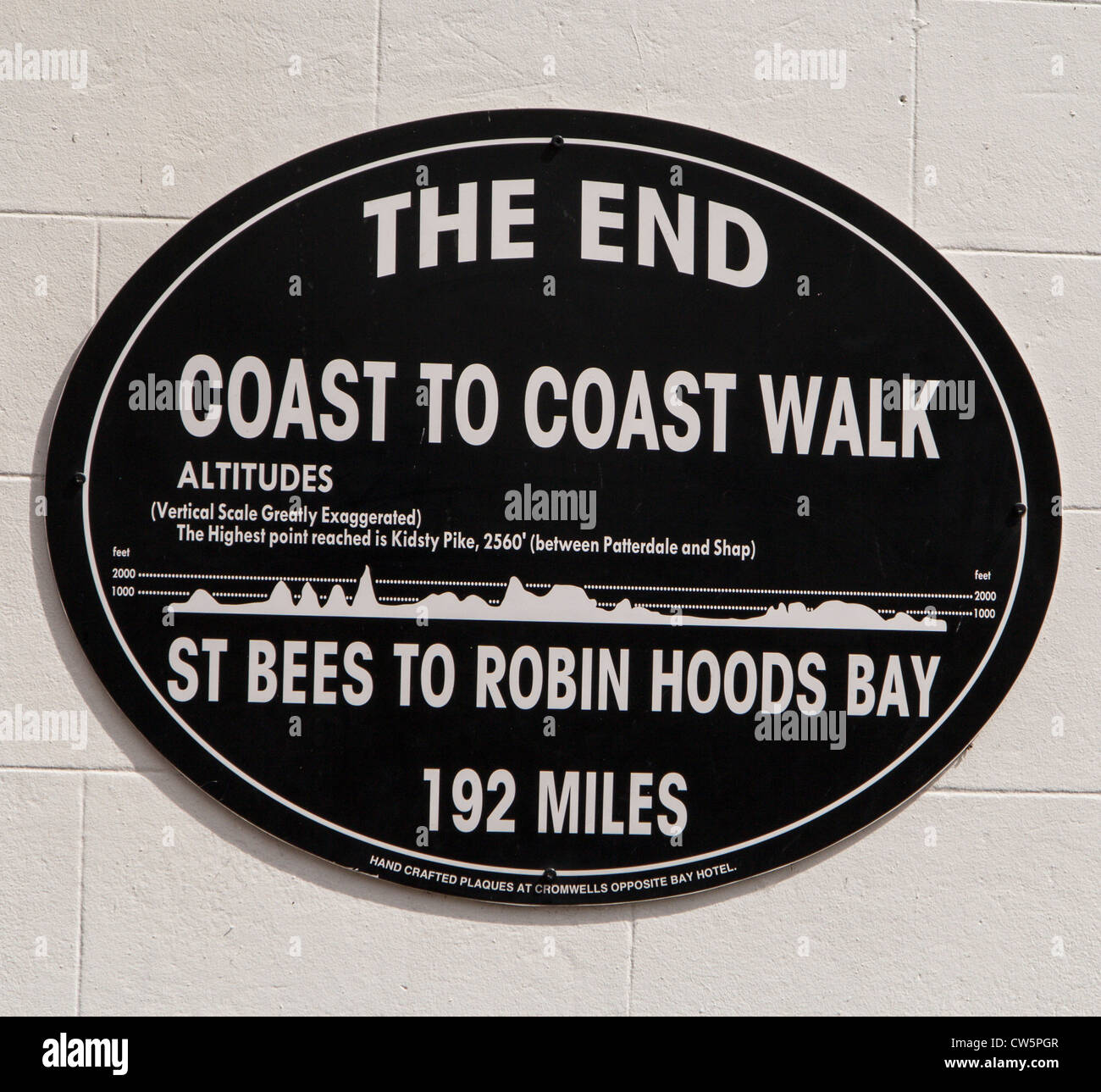 Robin Hoods Bay Yorkshire Gedenktafel an Bay Hotel Markierung Ende des Coast to Coast Walk. Stockfoto