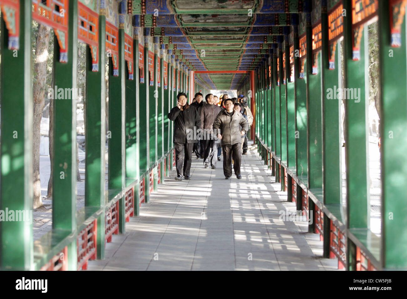 Peking, Touristen in der Wandelgang im Sommerpalast in Peking Stockfoto