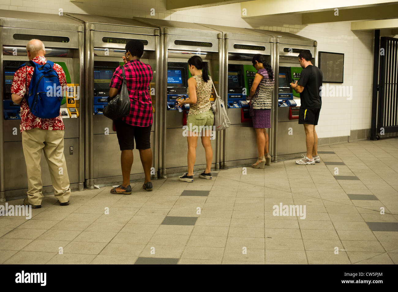Pendler mit Metrocard Automaten am u-Bahnhof Columbus Circle in Midtown in New York Stockfoto