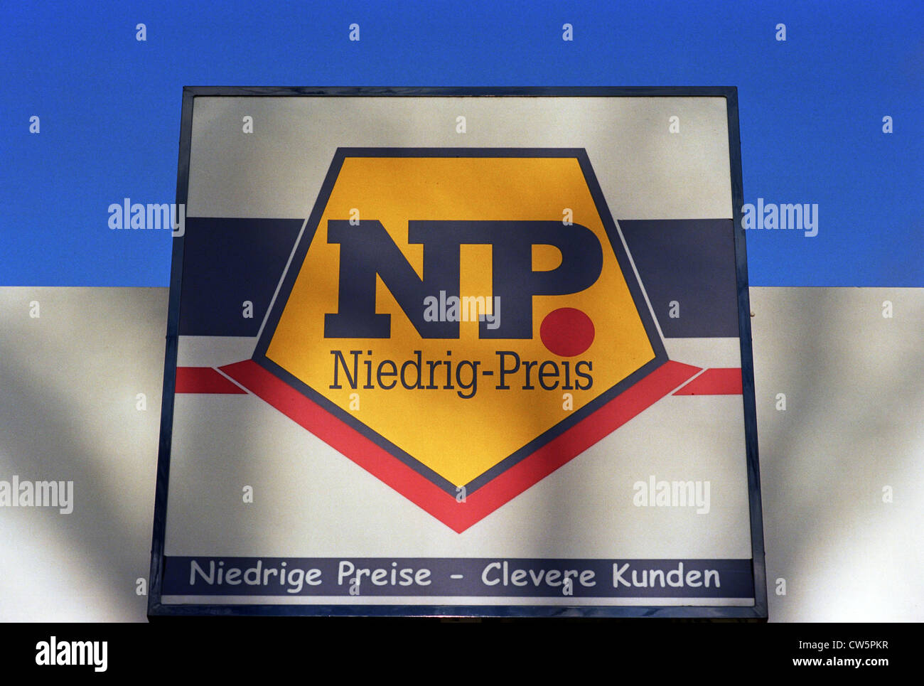 Schilder mit Logo des Handels Kette Low Price Stockfoto