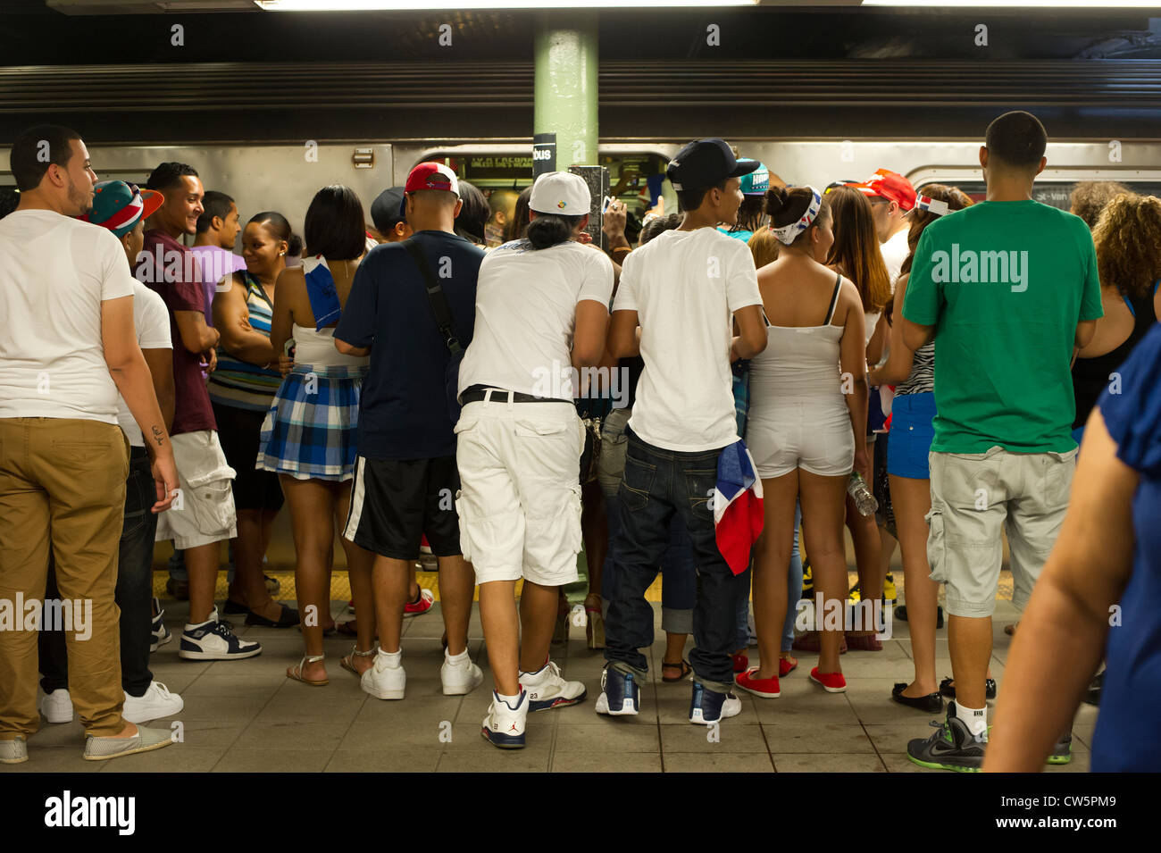 Nachtschwärmer drängen sich die Nummer eins-u-Bahn bis Washington Heights, nach der Dominikanischen Day Parade in New York City Reisen Stockfoto