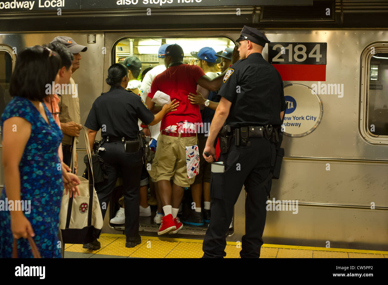 Nachtschwärmer drängen sich die Nummer eins-u-Bahn bis Washington Heights, nach der Dominikanischen Day Parade in New York City Reisen Stockfoto