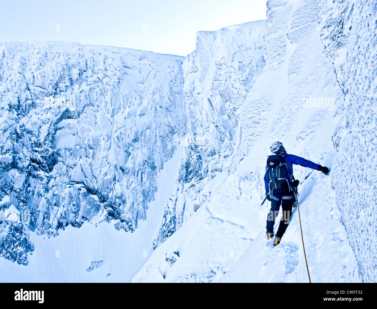 Ein Bergsteiger klettern die östlichen Traverse am Turm Ridge auf Ben Nevis, in der Nähe von Fort William Scotland, UK Stockfoto