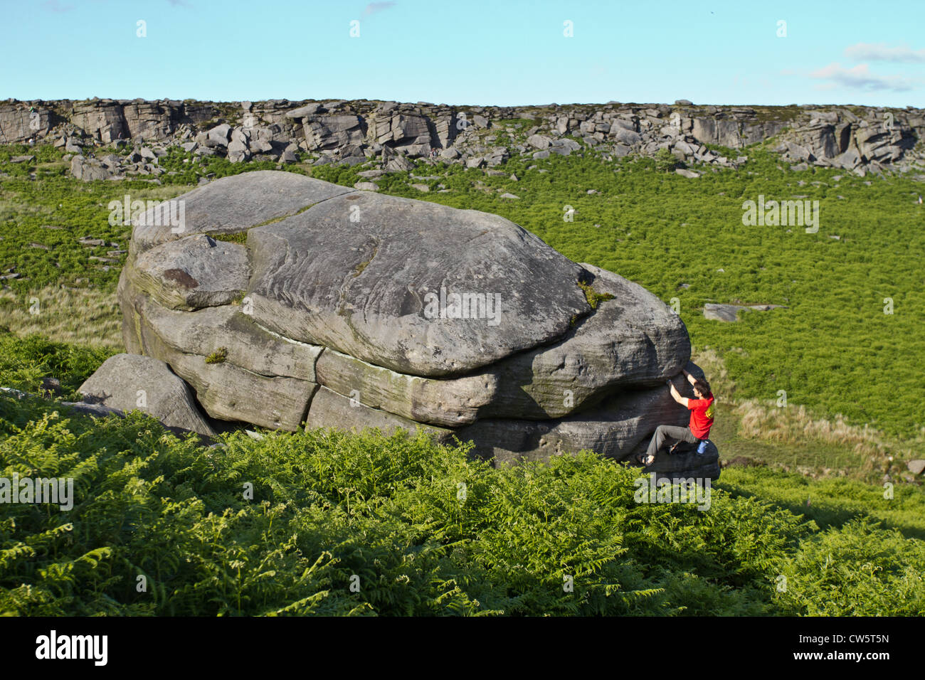 Tom Randall Felsen klettert einen Riss an Burbage in Sheffield in der Nähe von Stanage auf der Peak District Nationalpark Derbyshire, England Stockfoto