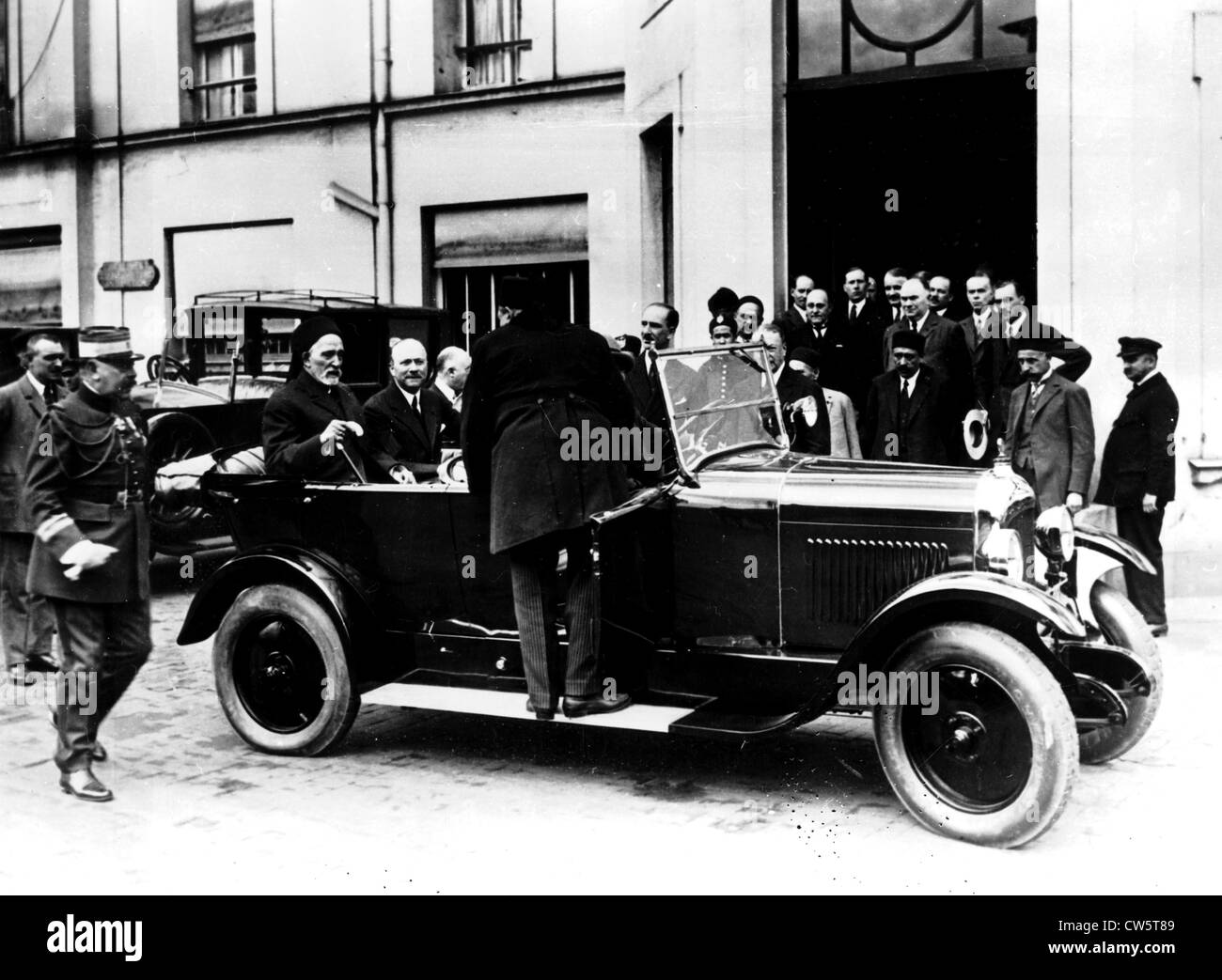 Andre Citroen zeigt seine Automobilfabrik, der Bey von Tunis Stockfoto