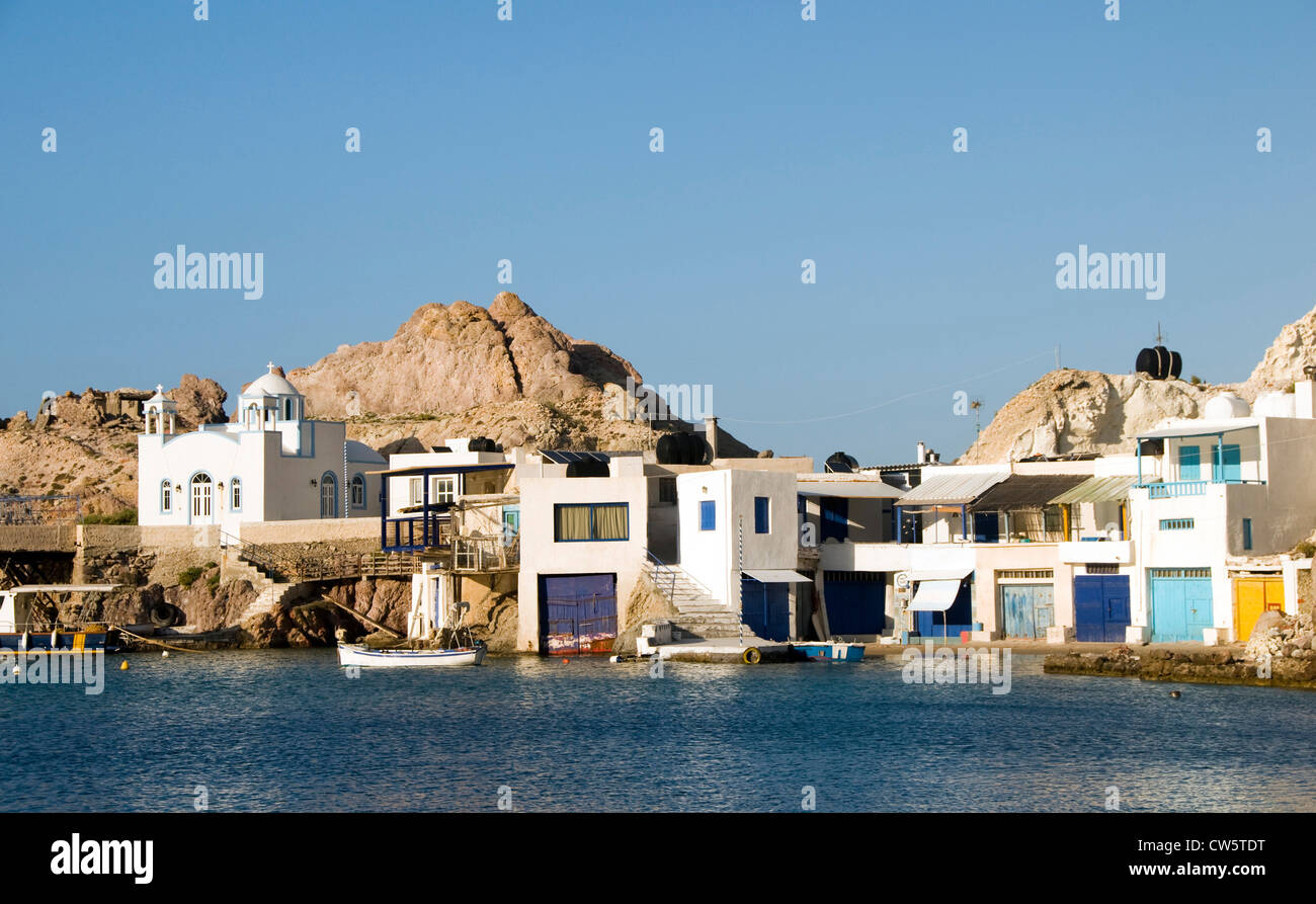 Fischer-Häuser in Felsen am Mittelmeer Meer Firopotamos griechischen Insel Milos Kykladen Griechenland Stockfoto