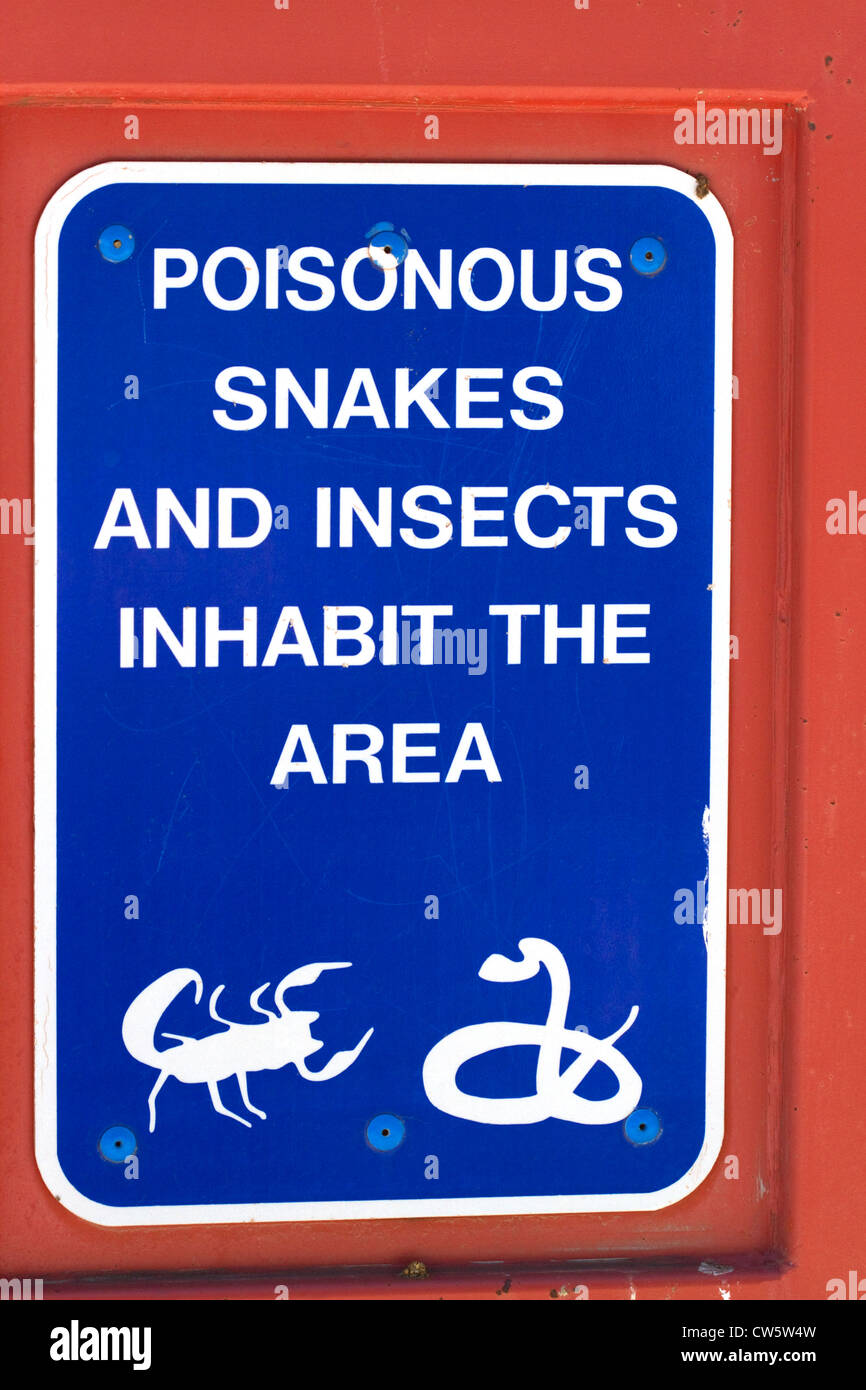 Schild Warnung vor giftigen Schlangen und Insekten an einer Raststätte entlang der Interstate 10 in Süd-Arizona, USA. Stockfoto