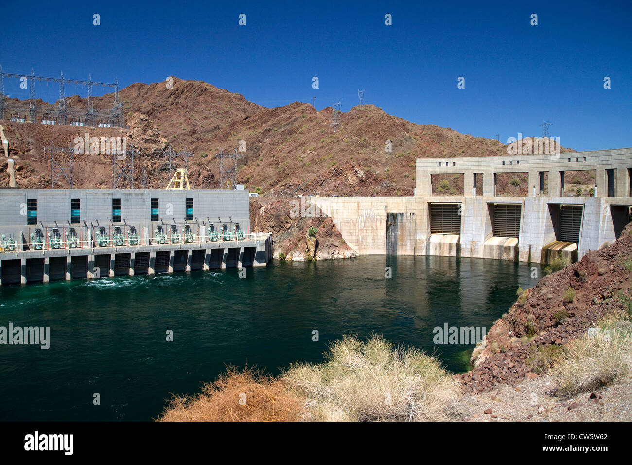 Parker Dam am Colorado River schafft Lake Havasu in La Paz County, Arizona und San Bernardino County, Kalifornien, USA. Stockfoto