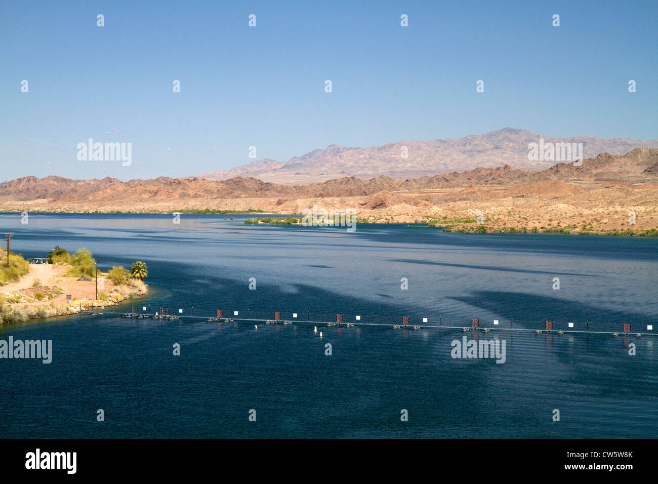 Der Colorado River bei Parker Dam schafft Lake Havasu in La Paz County, Arizona und San Bernardino County, Kalifornien, USA. Stockfoto
