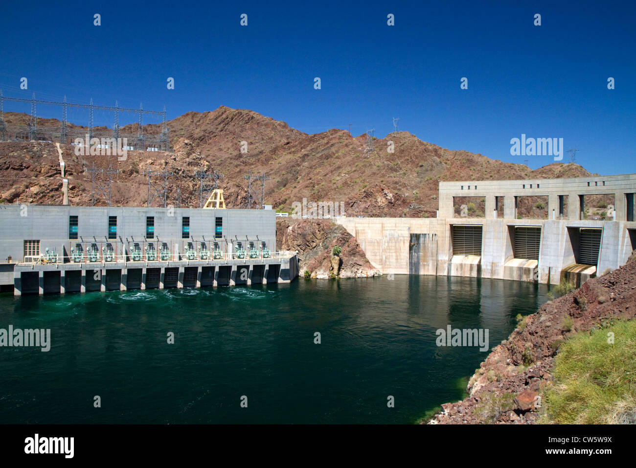Parker Dam am Colorado River schafft Lake Havasu in La Paz County, Arizona und San Bernardino County, Kalifornien, USA. Stockfoto