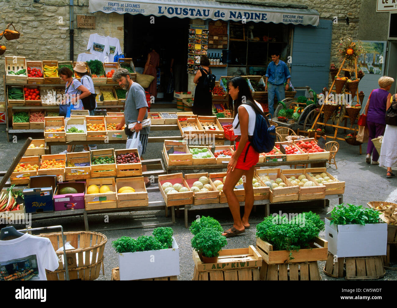 Obst und Gemüse-Shop und Outdoor-Märkte im Dorf von Gourdes in Provence Frankreich Stockfoto