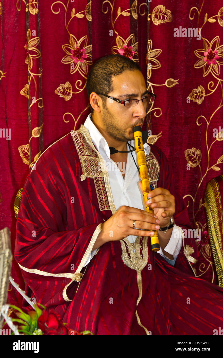 Ein Straßenmusikant, ein Instrument zu spielen, bei der Tourist Welcome Center bei den tunesischen Hafen von La Goulette, Tunesien, Nord-Afrika. Stockfoto