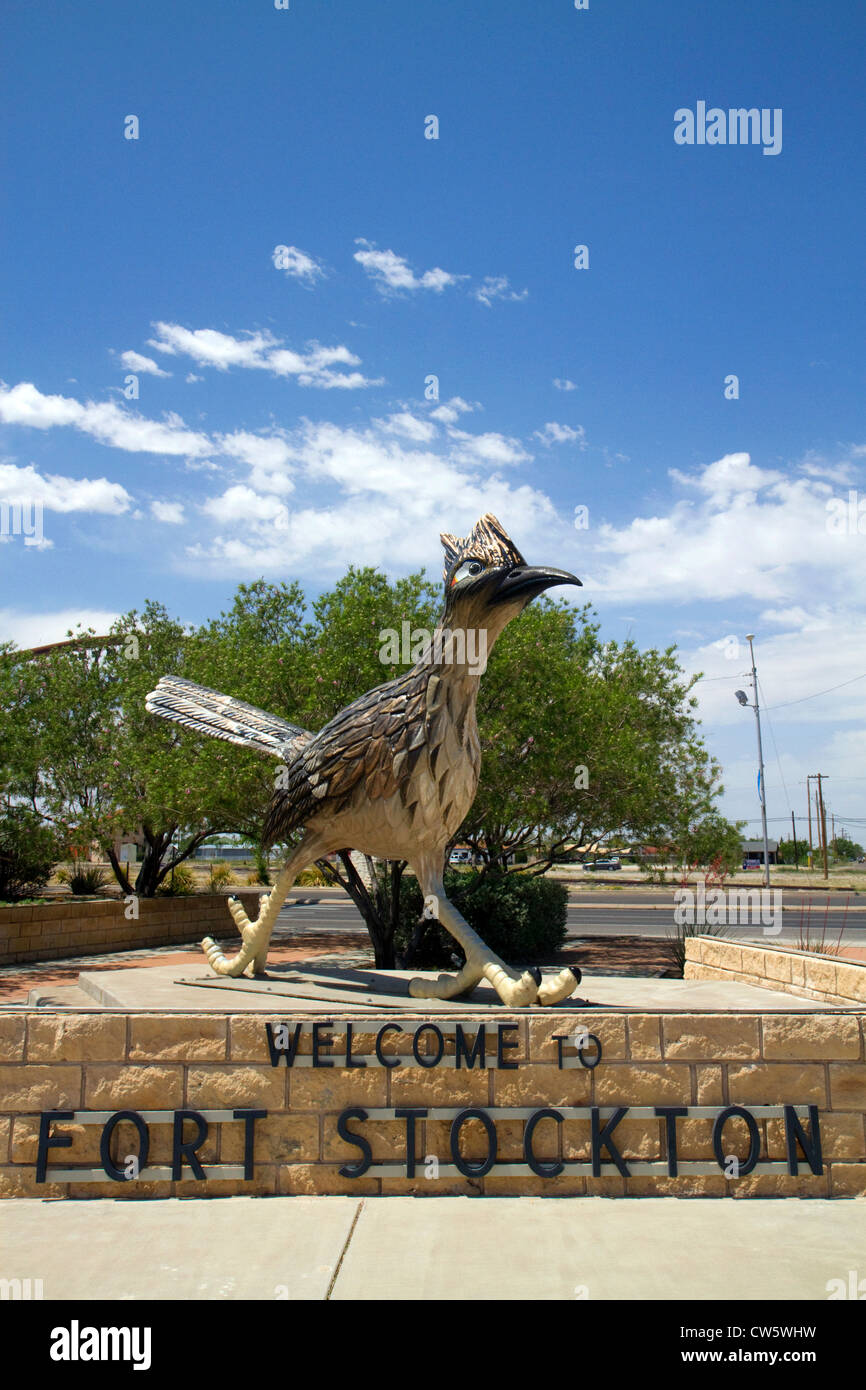 Paisano Pete Roadrunner Statue begrüßt Besucher Fort Stockton, Texas, USA. Stockfoto