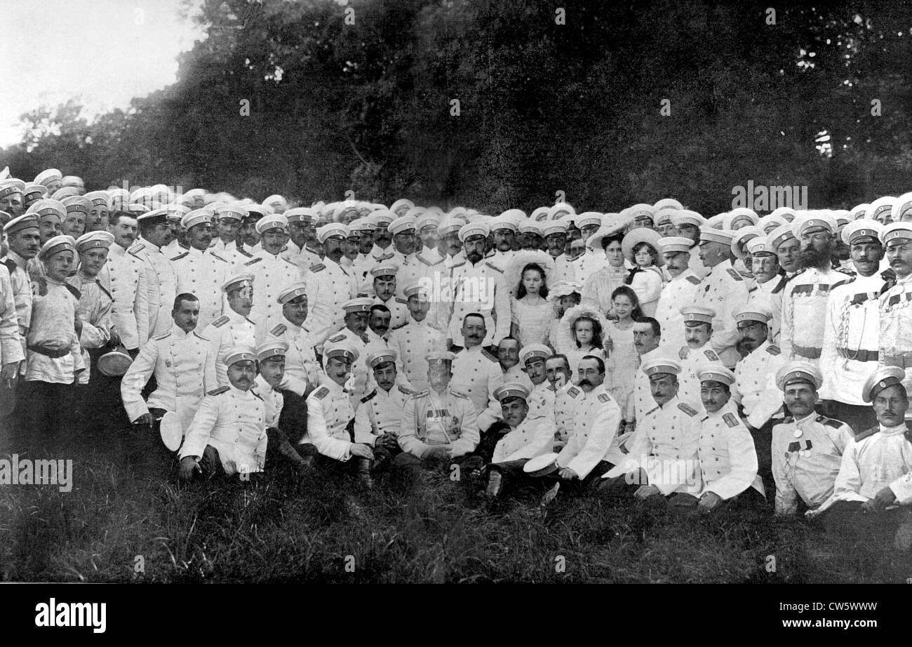 Nikolaus II. und der kaiserlichen russischen Familie umgeben von Semenovsky Regiment (1906) Stockfoto