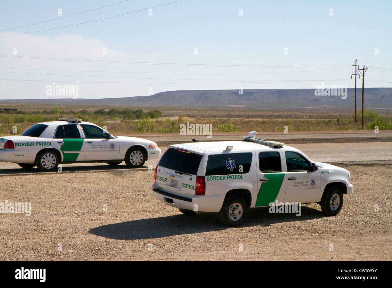 Border Patrol Fahrzeuge parkten auf einer Prüfstation entlang der Interstate 10 östlich von El Paso, Texas, USA. Stockfoto