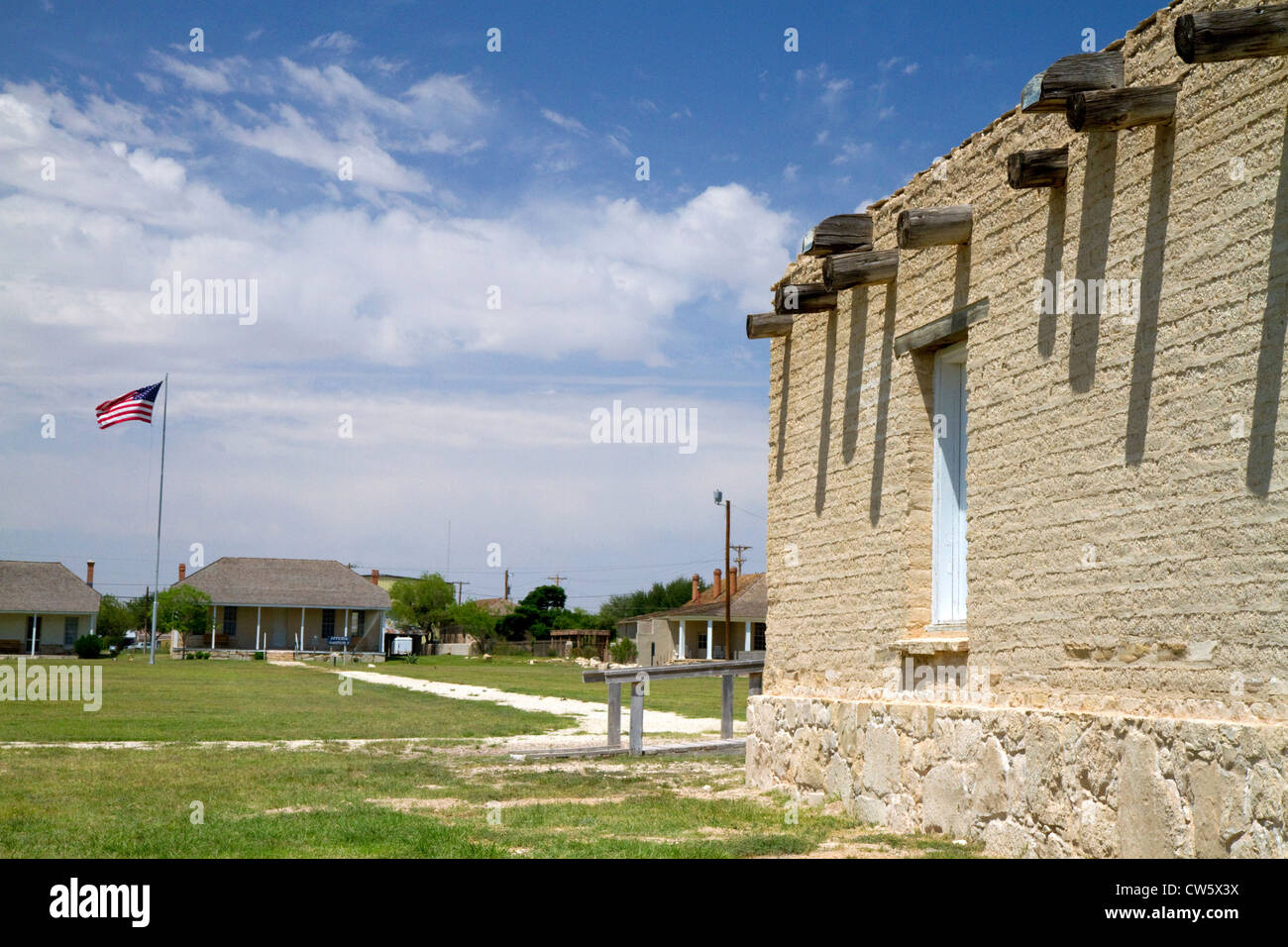 Historischer Ort und Adobe Kastellmauer in Fort Stockton, Texas, USA. Stockfoto