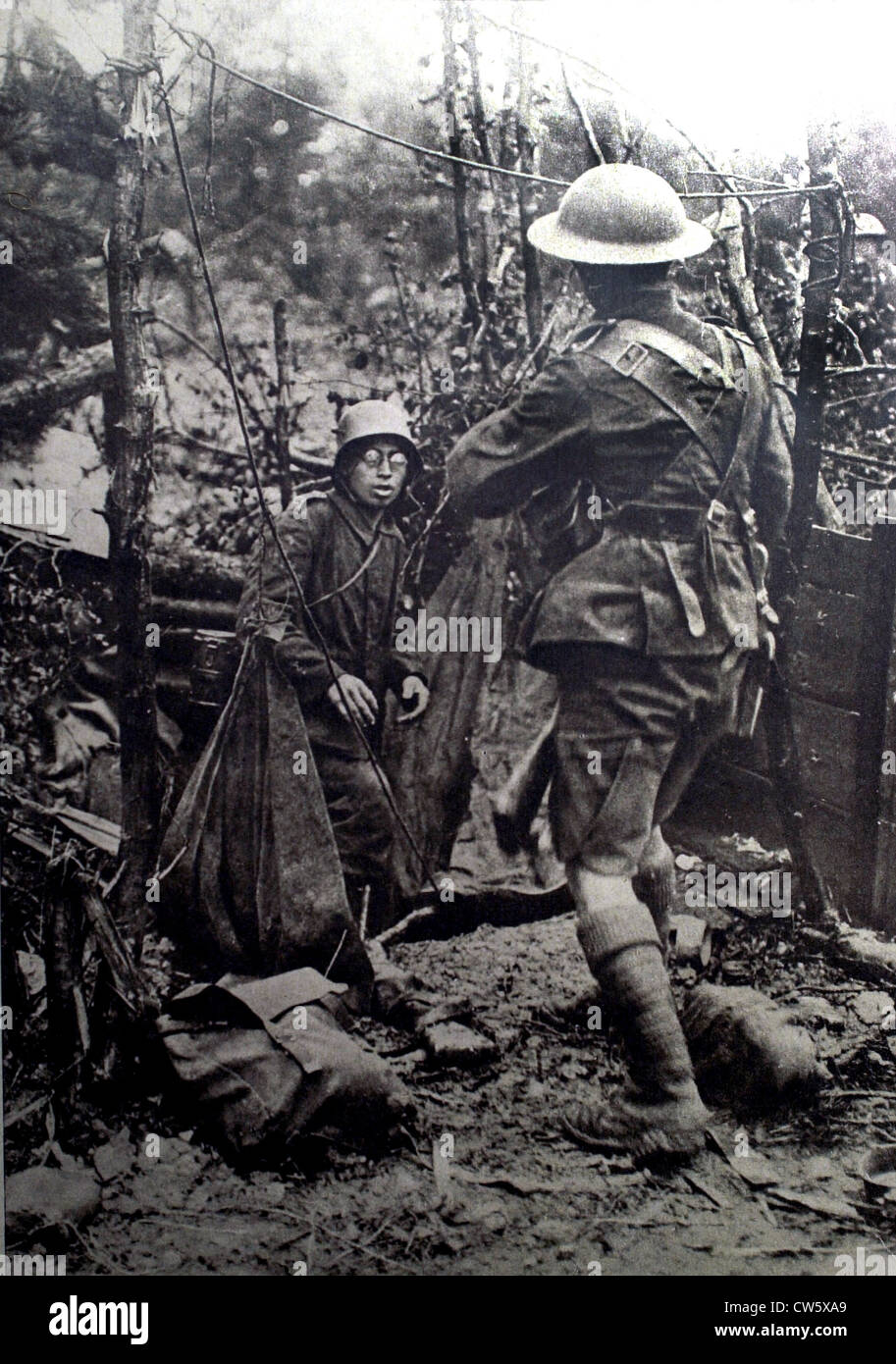 Ersten Weltkrieg. Auf der Champagner vor ergibt sich ein deutscher Soldat einem schottischen Soldaten (1918) Stockfoto