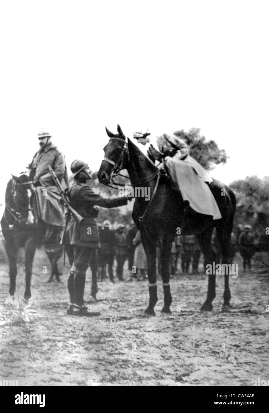 Ersten Weltkrieg. Die Königin der Belgier grüßt einen Fahrer im Laufe des Jahres eine Medaillenvergabe (1918) Stockfoto