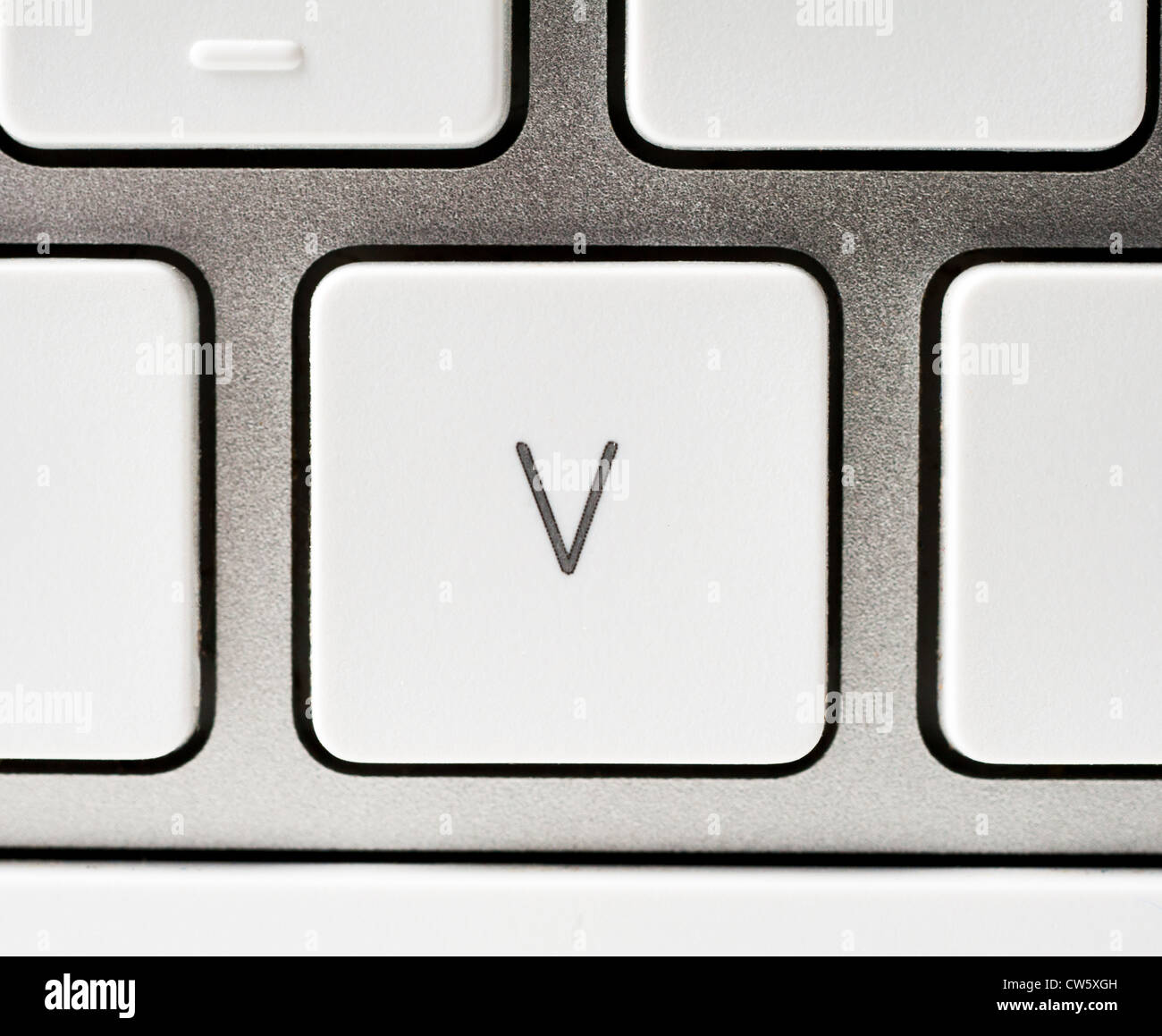 Buchstabe V auf einer Apple-Tastatur Stockfoto