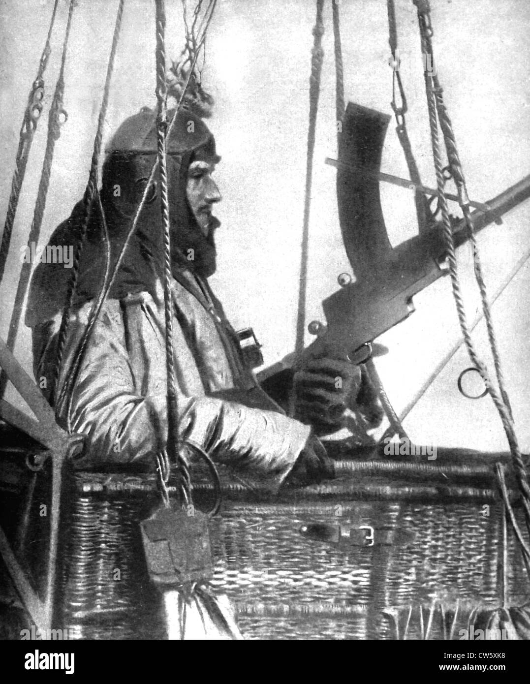 Weltkrieg I. deutsche Maschinengewehr Bbserver in der Gondel einer "Wurst" (1918) Stockfoto