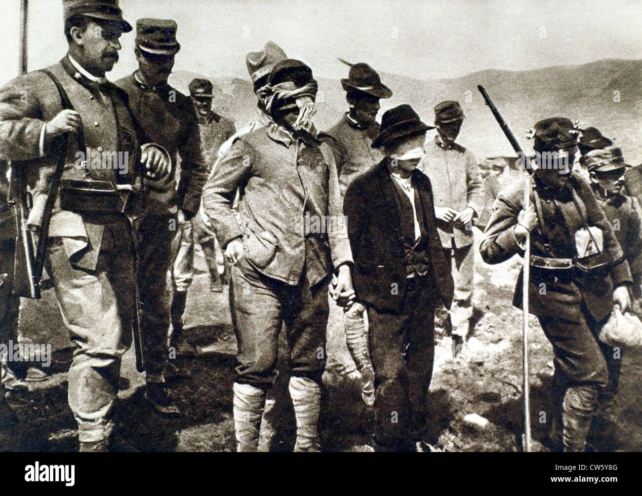 Ersten Weltkrieg. In Italien schließt zwei Spione, die nur ergriffen, mit verbundenen Augen gefangen genommen wurden Hauptquartier abgefragt werden Stockfoto