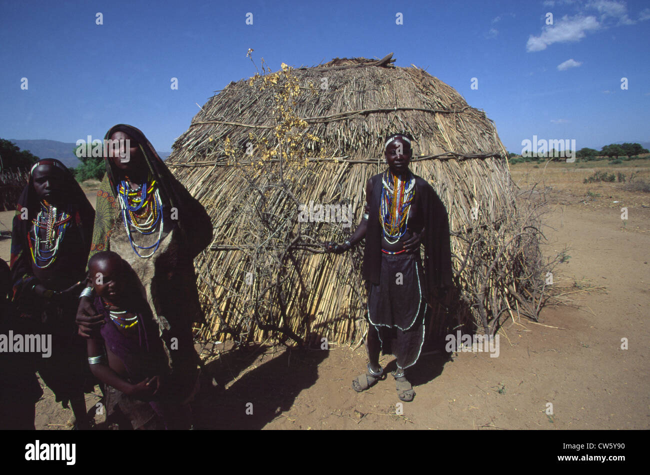 Frau und Kinder des Stammes Arbore (oder Erbore) Omo-Tal, Äthiopien Stockfoto