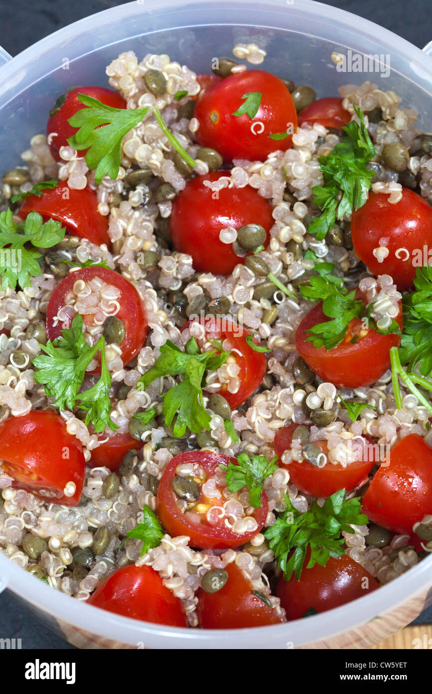 Lunchpaket Salat Quinoa Linsen und Cherry-Tomaten Stockfoto