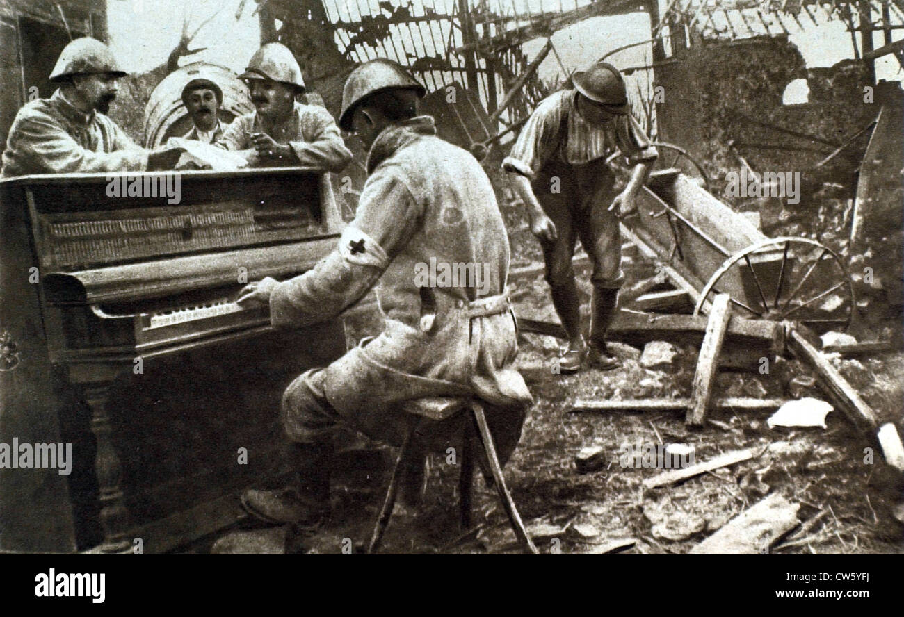 Ersten Weltkrieg. In einem Dorf an der Somme, ein französischer Soldat das Klavierspiel inmitten der Trümmer (1916) Stockfoto