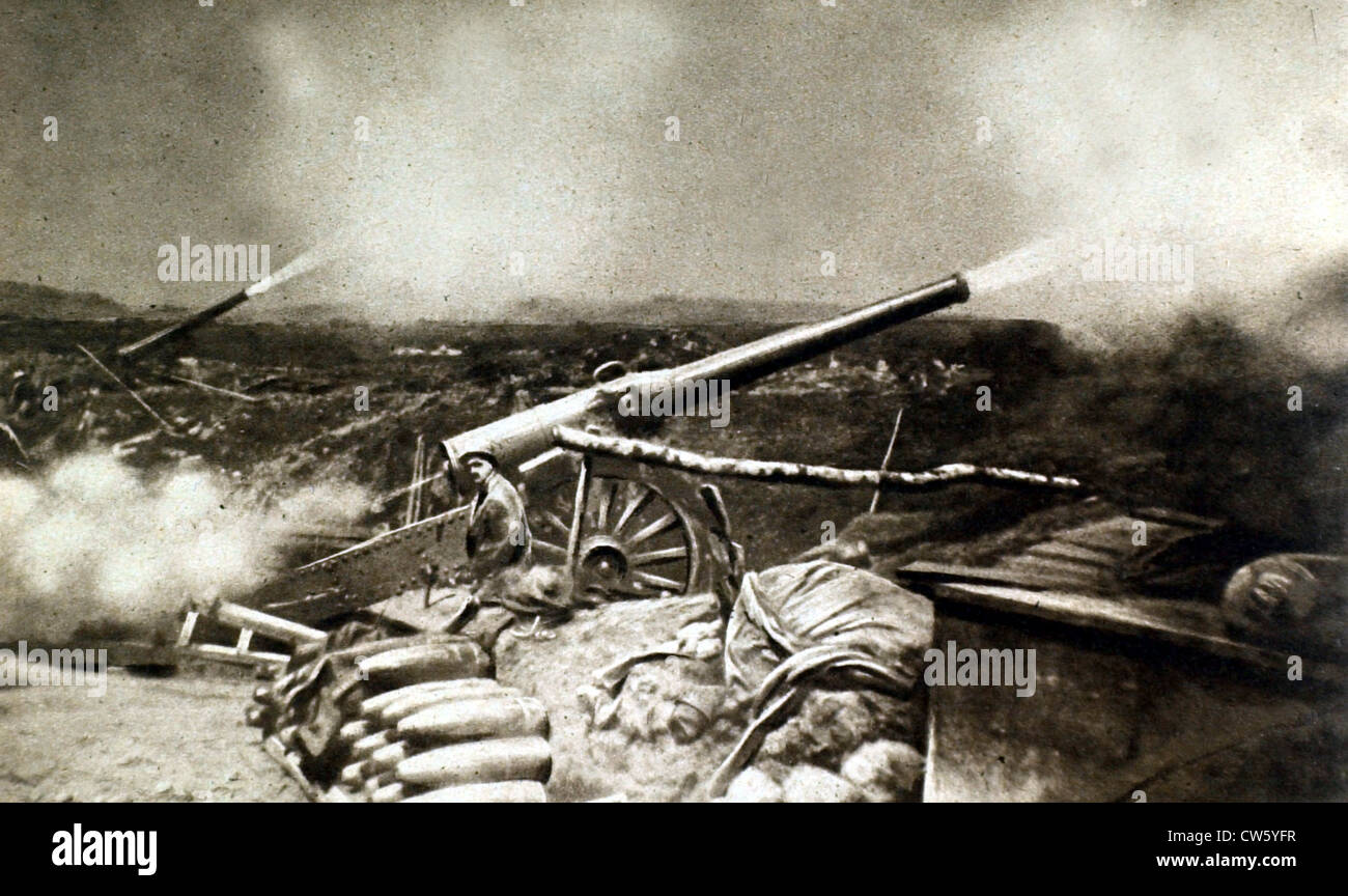 Weltkrieg I. in der Nähe von Douaumont, 155-mm-Geschütze feuern (1916) Stockfoto