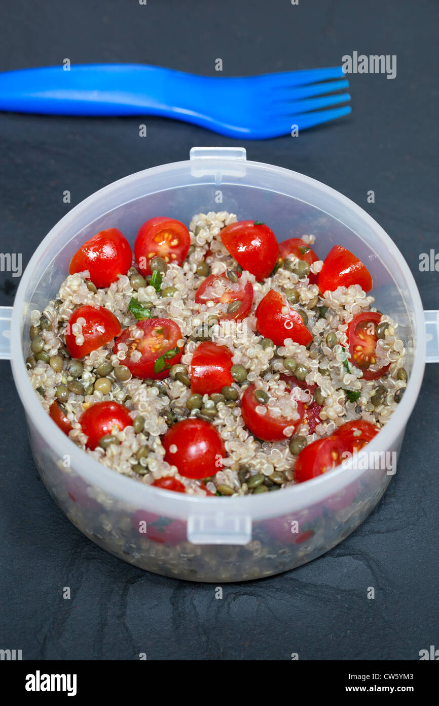 Lunchpaket Salat Quinoa Linsen und Cherry-Tomaten Stockfoto