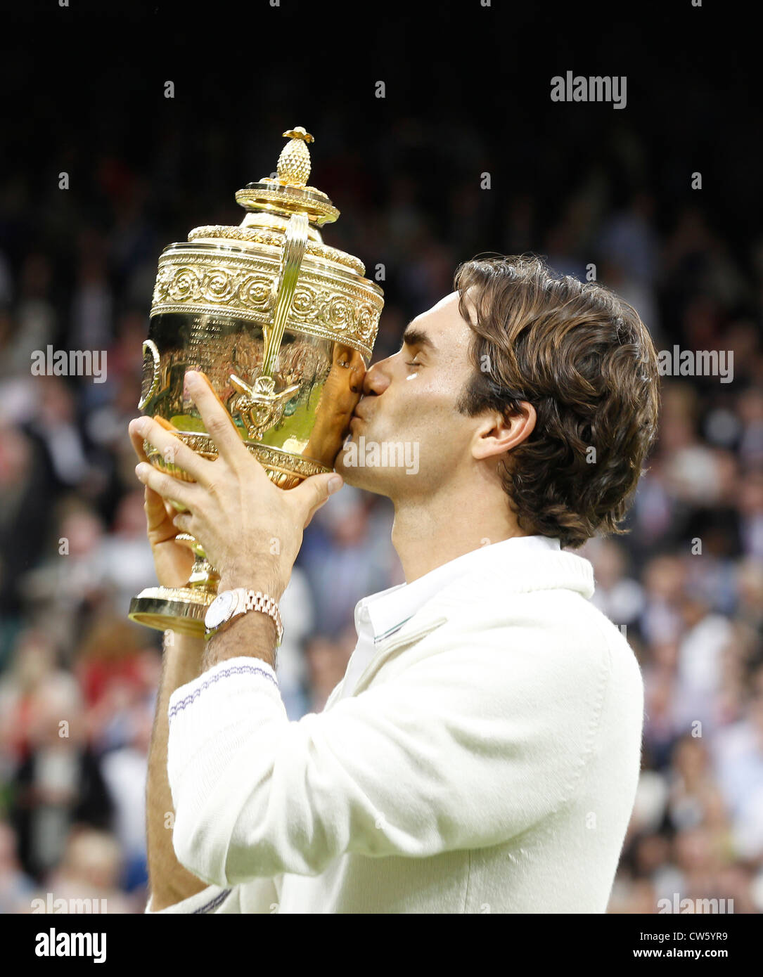 Wimbledon 2012 Herren Einzel Finale, Siegerehrung, Gewinner Roger Federer (SUI) küssen Trophy. Stockfoto