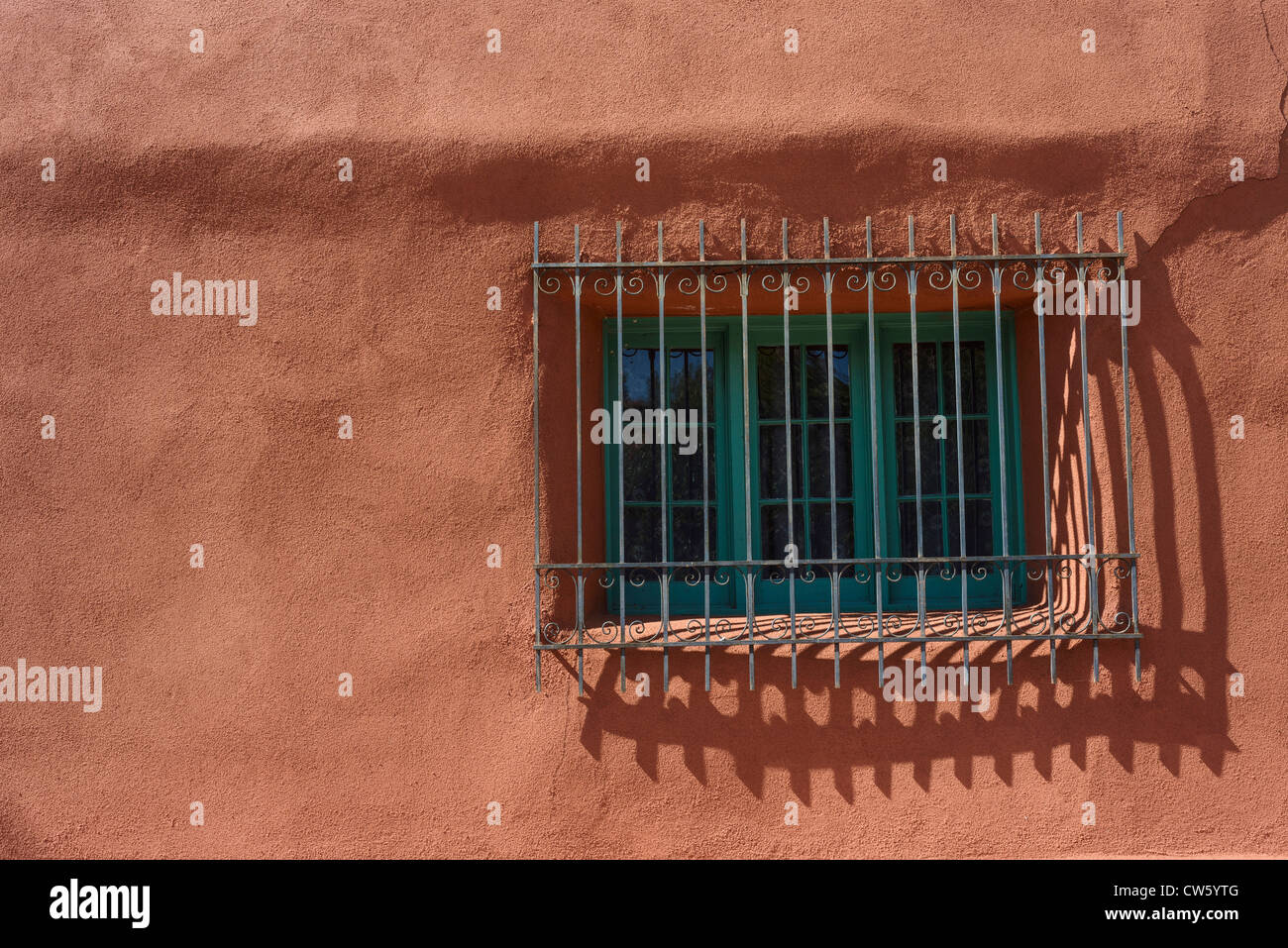 Fenster mit eisernen grill auf Adobe-Haus Santa Fe New Mexico USA Stockfoto