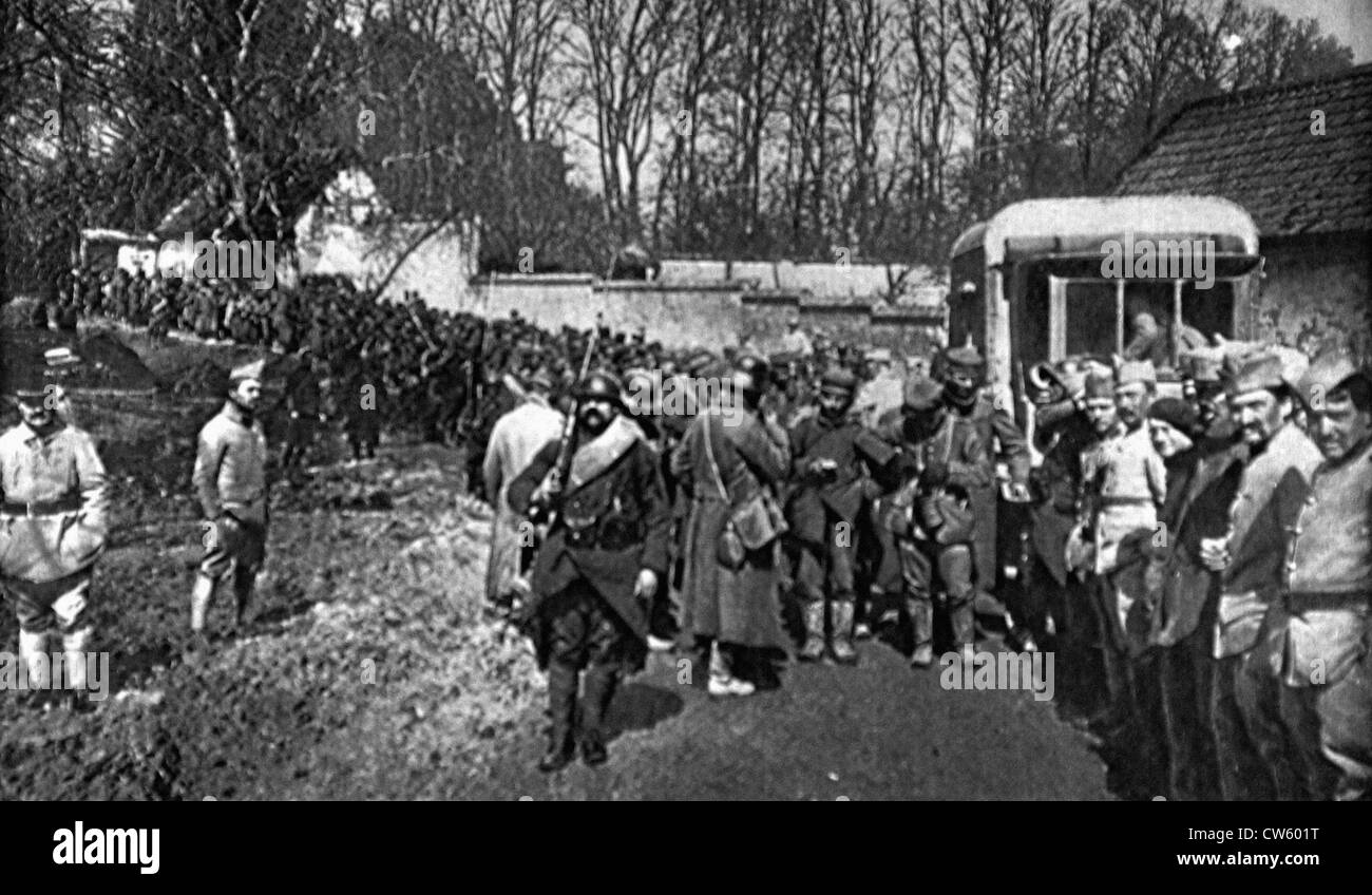 Ersten Weltkrieg. Nach der Schlacht Bois Sénécat deutschen Kriegsgefangenen Ankunft hinter Front zu lagern im Inneren zu richten (1918) Stockfoto