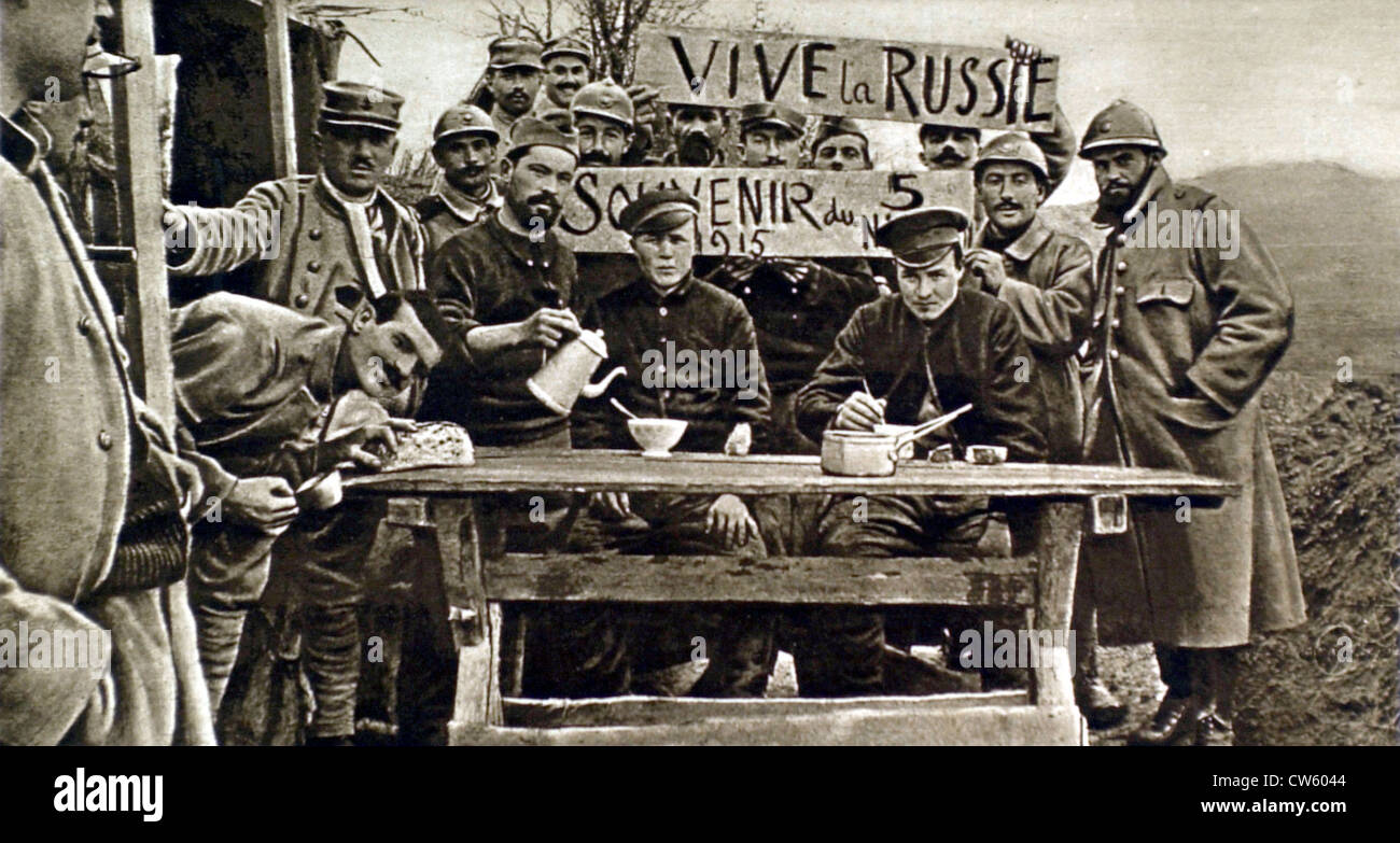 Weltkrieg I. Escaped russische Soldaten Verbrüderung mit französischen Soldaten (1915) Stockfoto