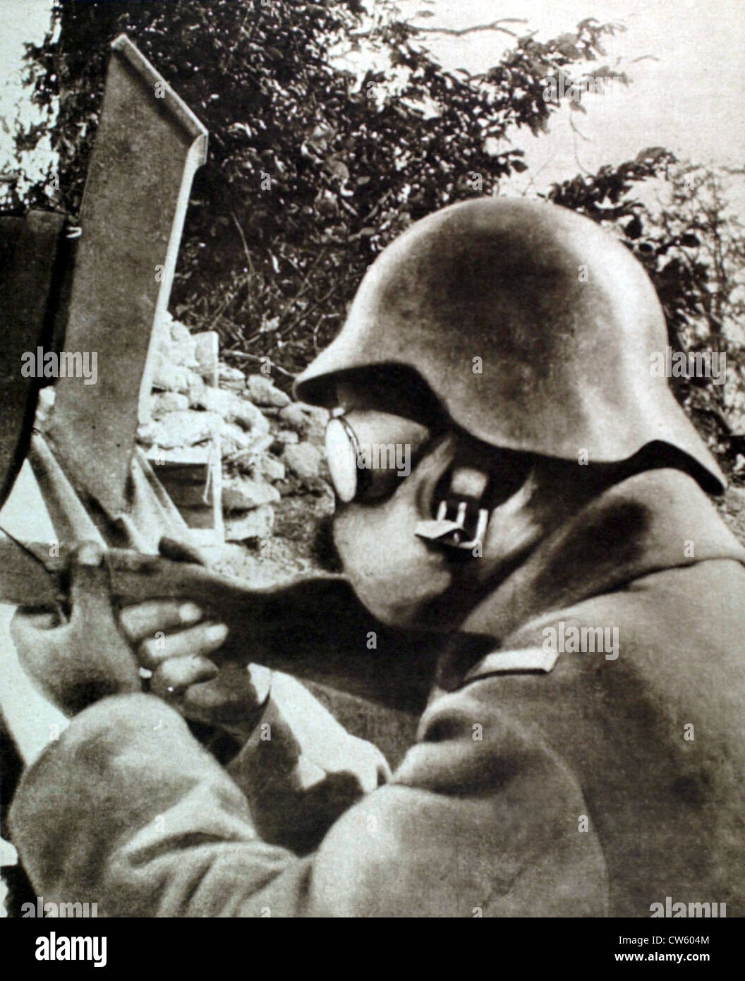 Ersten Weltkrieg. Ein französischer Soldat in einem Graben (1915) Stockfoto