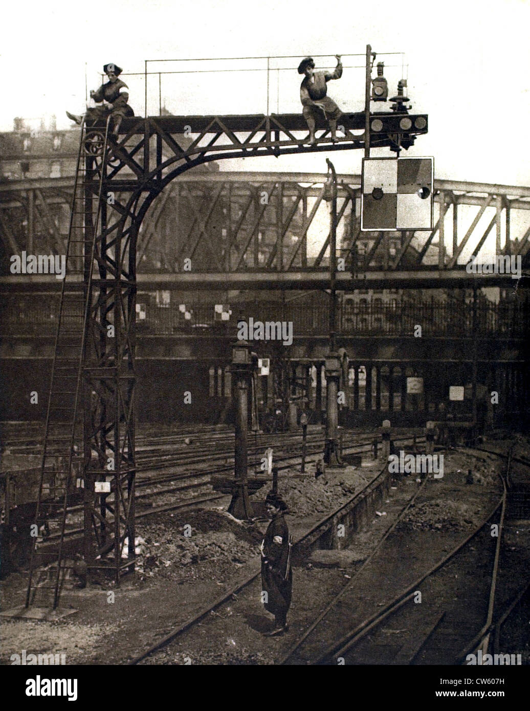 Weltkrieg I. Remplacing-Männer, die im Krieg, Frauen übernehmen die Pflege der Signale am Gare du Nord in Paris Stockfoto