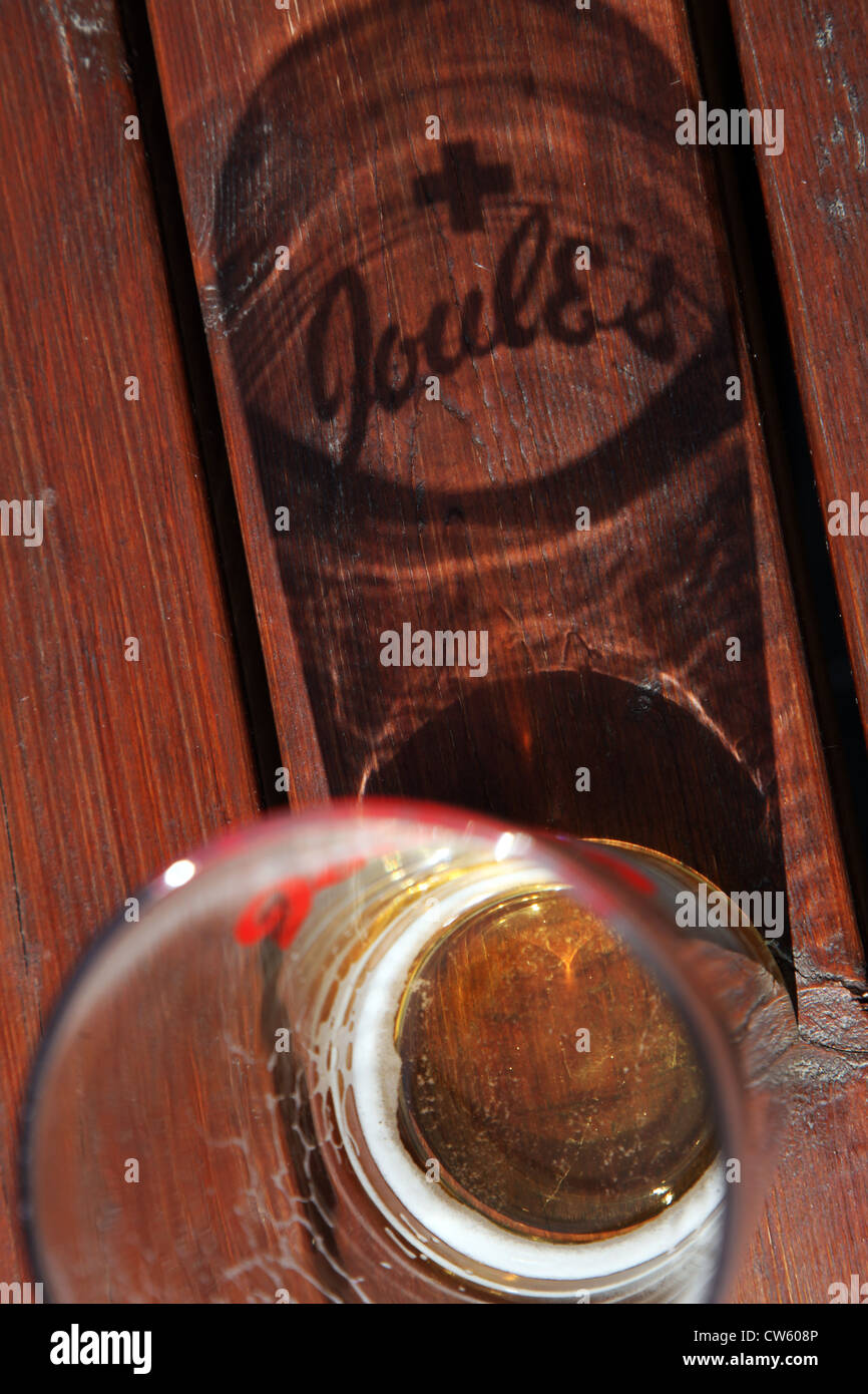 Ein Pint Glas mit Joule Bier und ein Schatten zeigen die Joule-Bier-logo Stockfoto