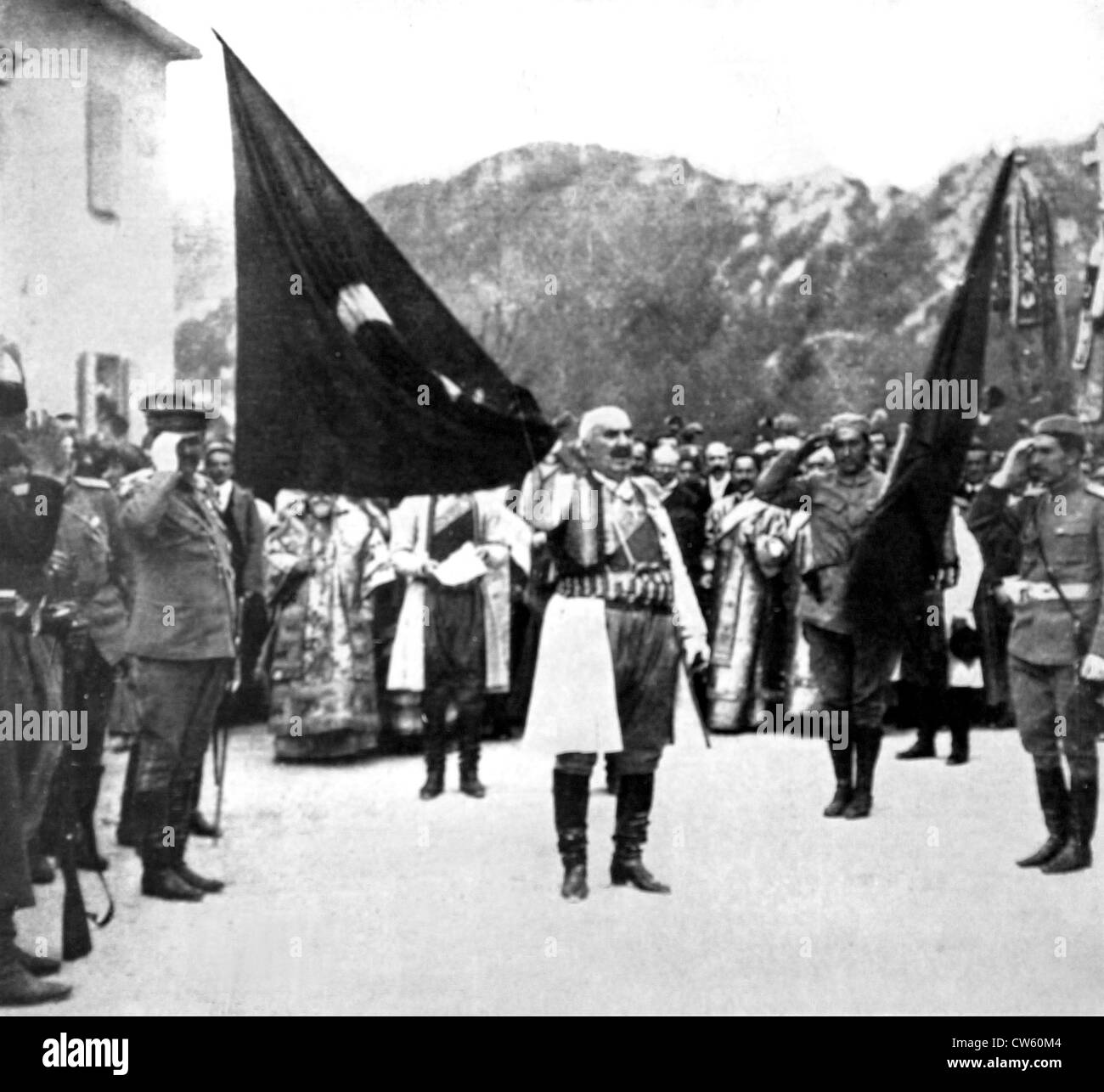 Mit Tasten, mit denen, die Scutari in der einen Hand König Nicholas Montenegro entfaltet sich, eingefangen Flagge von Türken vor seinen Untertanen (1913) Stockfoto