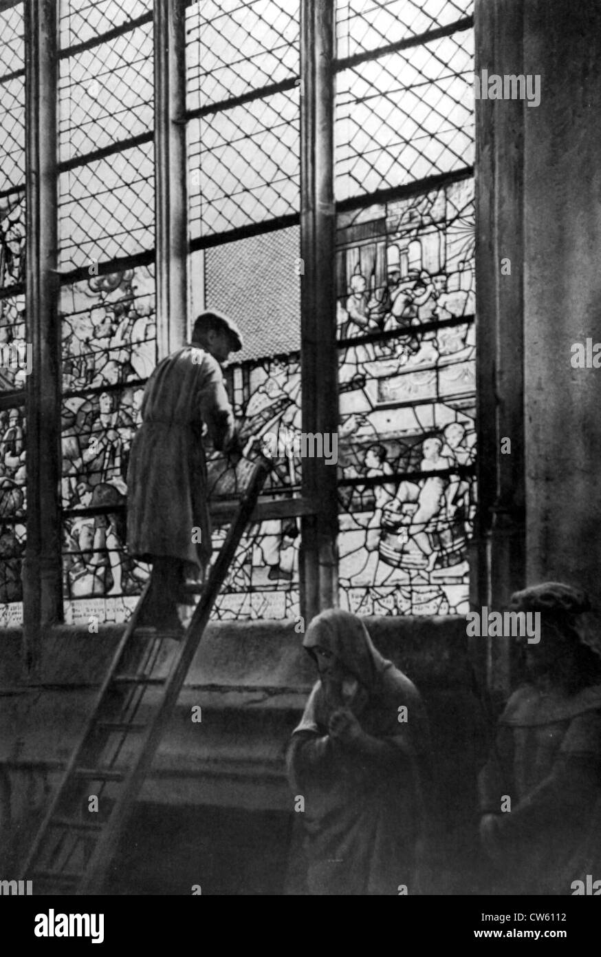 Weltkrieg I. Kirche Saint-Etienne in Beauvais: Entfernen der Glasmalerei um sie vor Bombardierungen zu schützen Stockfoto